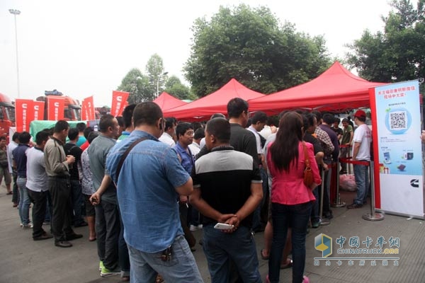 Logistics Park on-site driver users get free T-shirts and hat gifts