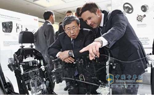 Ou Tianyou Introduces New Product Concept to Toyota Textile President Shuhai