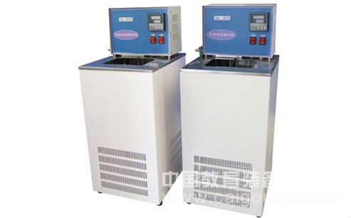What are the main features of the cryostat?