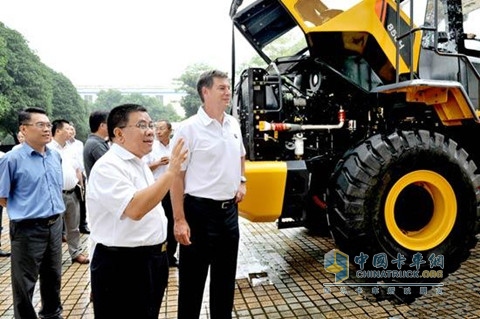 Guangxi Liu Gong, Chairman of Zeng Guangan (center), introduced the company's products to President Feng Tianxiang (right)