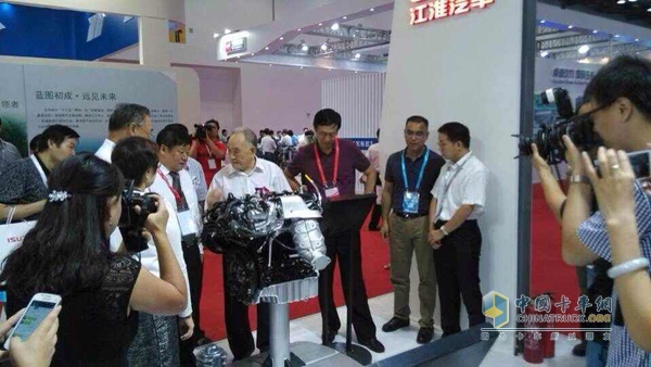 He Guangyuan, Minister of Machinery Industry inspected and instructed JAC Engine Booth