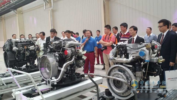 Technician introduces the benefits of Maisfor's engine technology