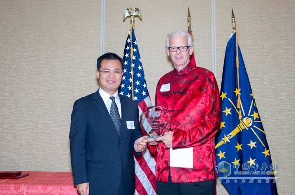 Mark Levett, Vice President of Community Relations and Corporate Responsibility at Cummins Inc. took the award from Zhao Weiping, the Chinese Consul General in Chicago.
