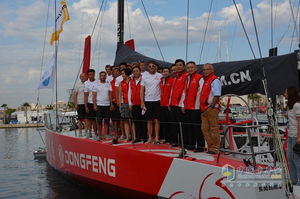 Wang Feng, Chairman of the Board of Directors, took a photo with the Dongfeng Companyâ€™s leadership and the crew of Dong Feng
