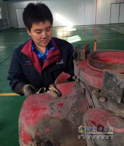 Xi'an Cummins engine service personnel for maintenance