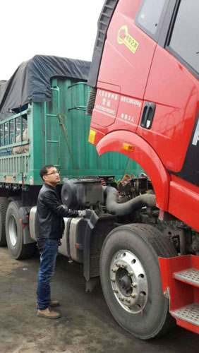 Shell Master Dong Zhifu arrives in Chengdu and the vehicle is undergoing oil sampling