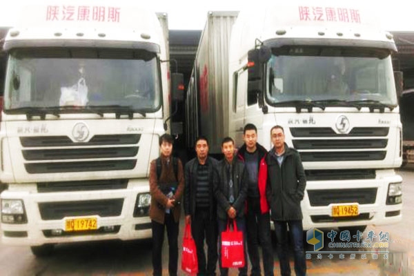 Shaanxi Steam Cummins Technology Group took a photo with customers