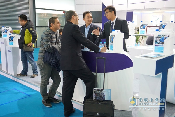 Foreign professional visitors to the venue communicate with Meifeng's sales team