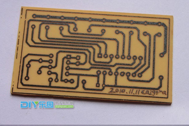 The heat-transferred PCB circuit diagram is corroded with ferric chloride.