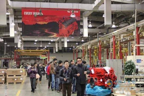 Shaanxi Auto Dealers Visit Xi'an Cummins Factory