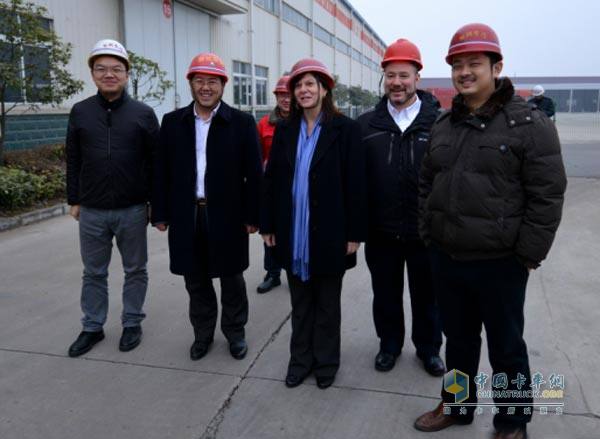 Cummins Global Vice President Lori Cobb, Service Director Ryan Kikendal, Brad Sutton Visit Dongfeng Cummins