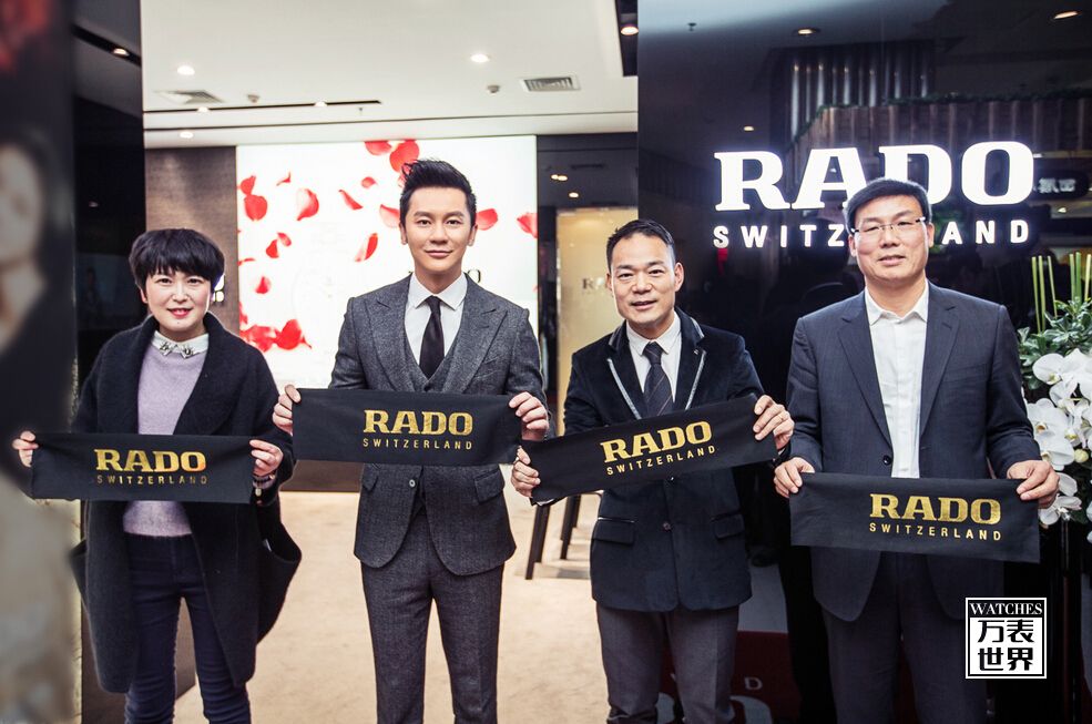 RADO Vice President of China Rado Watch Wan Chi-fei (second from right), famous actress Li Chen, He Zhenghong, general manager of Wenzhou Intime Department Store (first from left), Li Shiyu, general manager of Wenzhou Xinyu Timepiece Co., Ltd. Table Yintai flagship store reinstall the ribbon cutting