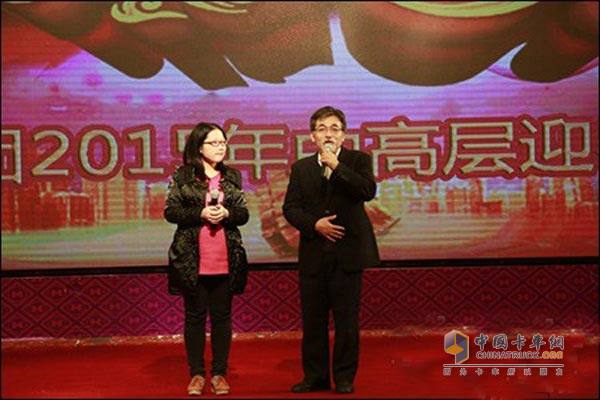 Yamada Miho (right) makes a speech