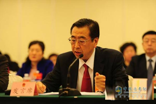 National People's Congress representative Yuan Zhongxue's "two sessions" proposal tires to improve quality in order to deal with the double reverse