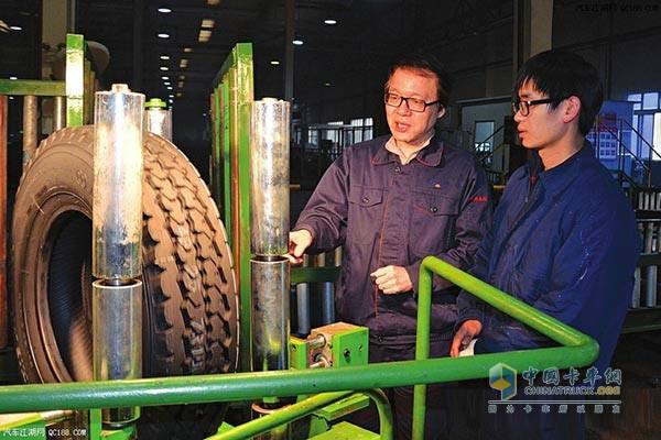 Liu Yucai (Left, Chongqing Dazu District National Peopleâ€™s Congress) is looking at the new tire auto-inspection line