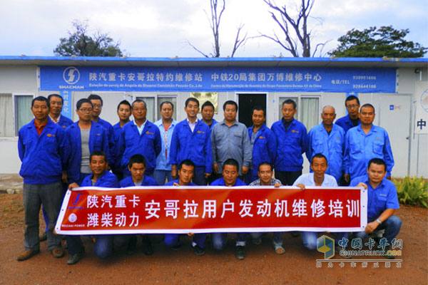 Du Wenchao (1st row, right one) and colleagues develop training for clients