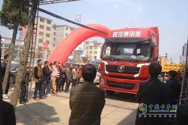 Shaanxi Auto DeLong X3000 tractor and new M3000 truck Jingdezhen tasting