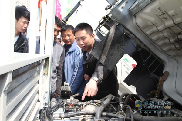 He Wei, Head of Marketing, FAW Xichai Liaoning Division, explains the new engine to the user
