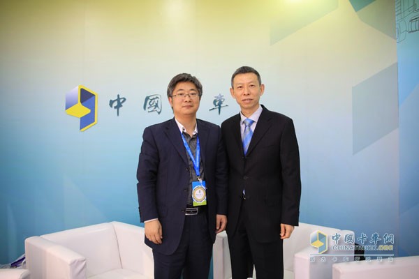 Vice President of Cummins Inc., Wang Ning (right), General Manager of Dongfeng Cummins Engine Company, and Wu Yongqiang, Editor-in-Chief of China Trucking Network