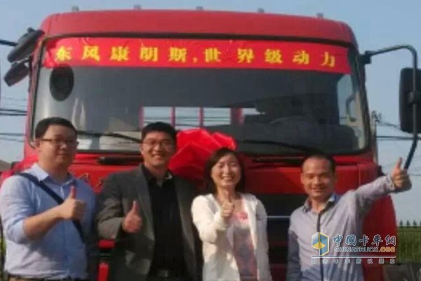 Dongfeng Envoy into Shaoxing Truck Driver's First Female Truck Driver