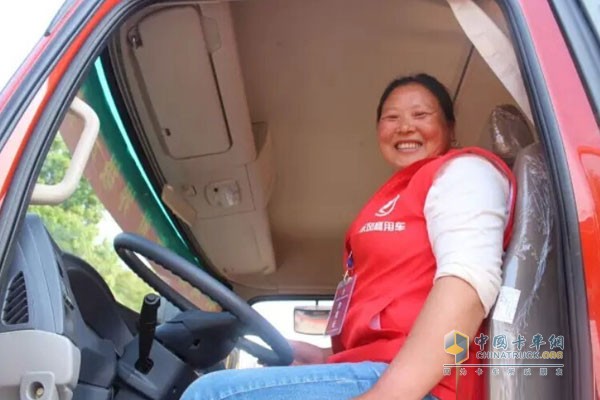 Dongfeng Envoy into Shaoxing Truck Driver's First Female Truck Driver