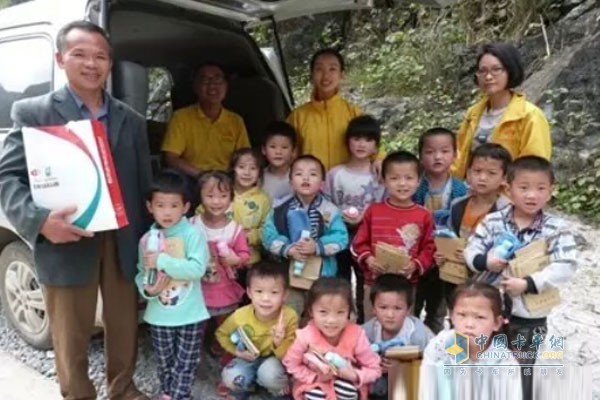 School supplies donated by Yuchai arrived in the hands of impoverished children in the mountains