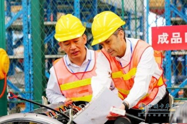 Cummins (China) DBU General Manager Yang Shuliang and Foton Cummins Director of New Product Introduction Scott in Technical Center Workshop