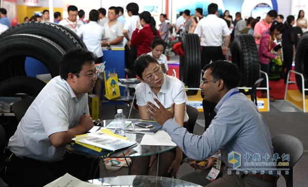 The 5th Guangrao International Tire Exhibition Site negotiates trade