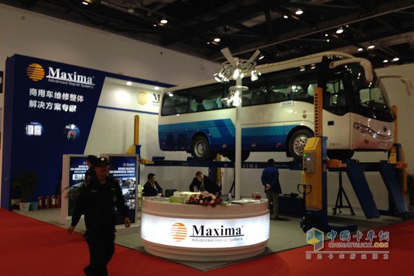 Maxima Lift Booth