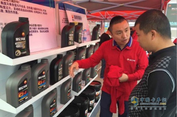 Kunlun Tianwei Tours on-site expert guides truck drivers