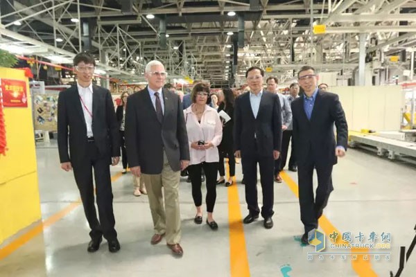 Vice President of Cummins Wang Ning and others led the foreign guests to visit the factory