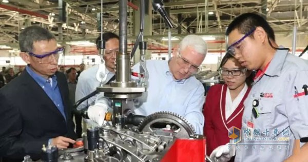 Indian Indian Governor Mike Pence pays attention to engine production line
