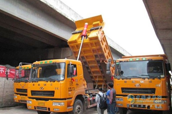 Dump truck equipped with Hyva Alpha hydraulic system attracts attention from users