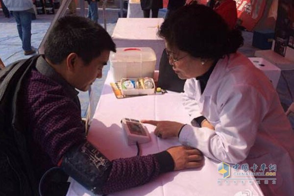 Kunlun Tianwei doctor examines the body for patients