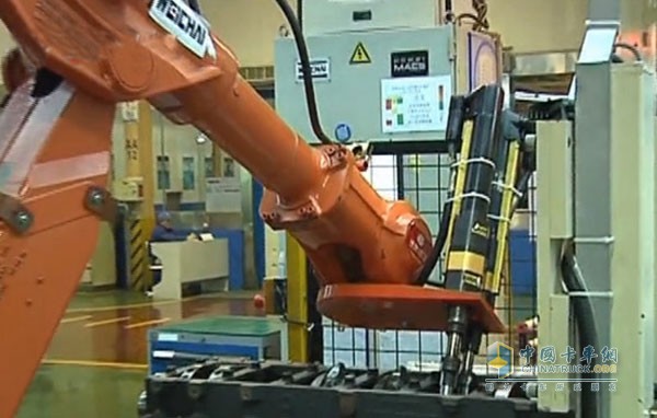 The B crankshaft connecting rod of the Weichai No. 1 plant automatically controls the robot