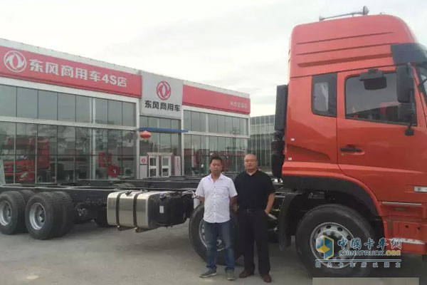 Users take a photo with Dongfeng Tianlong equipped with Dongfeng Cummins
