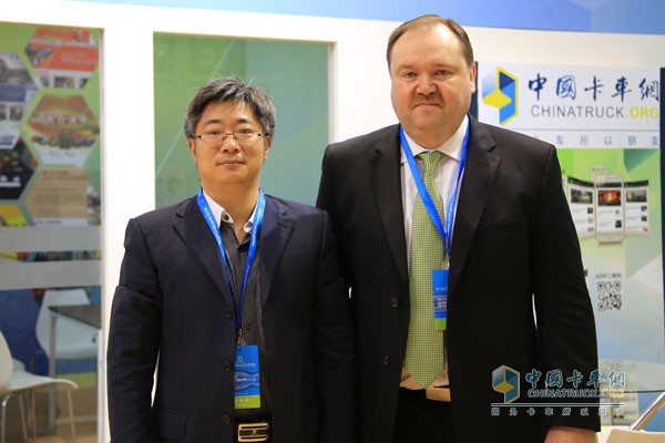 China's Truck Net Editor Wu Yongqiang (left) and Tony Sutto, General Manager of Anhui Jianghuai Navistar Diesel Engine Co., Ltd.