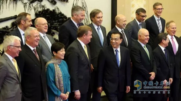 Li Keqiang took photos with the delegates. The right in the back row is Cummins Chairman and CEO Tom Linebarger.