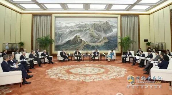 Li Keqiang discussed with representatives