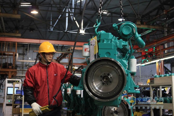 Dongfeng Cummins Workers in Production Line Operation