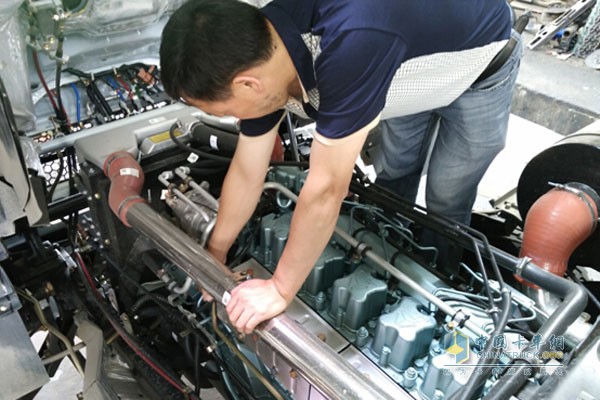 China National Heavy Duty Truck Group Hangzhou Engine Sales Co., Ltd. Technician Checks New Car Engine