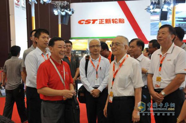 Zhengxin Xiamen Group Chairman Chen Xiuxiong (second from right) visits Zhengxin Tire Booth