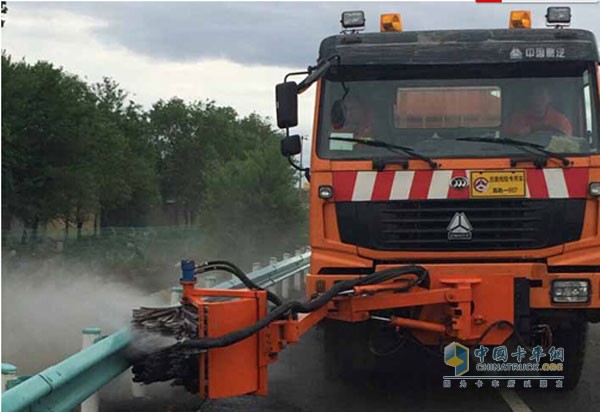 Multifunctional high pressure steam guard facility cleaning vehicle