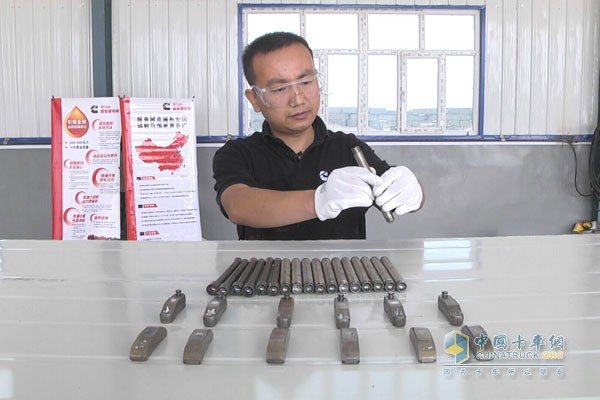 Technician Performs Cummins Engine Parts Inspection Without Million Kilometer