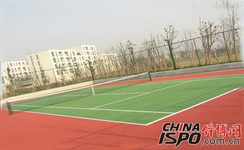 On-site watering, room temperature curing rubber sports ground new process