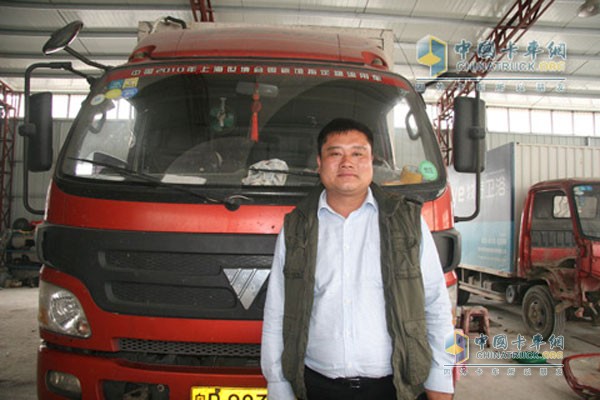 Yan Yong uses the Cummins ISF engine to deliver FedEx cargo. He is taking photos with his car.