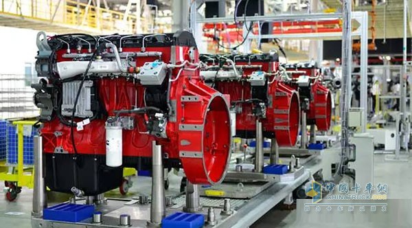 The Cummins engine on the production line can meet the most stringent emission regulations in the world while improving fuel efficiency.