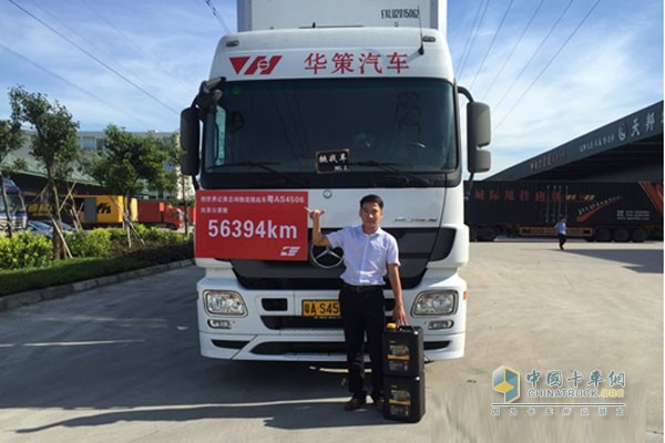 Sales Manager of Shanghai Nac Lubricant Car Oil Division Ren Haihu and the heavy truck that is about to start the challenge