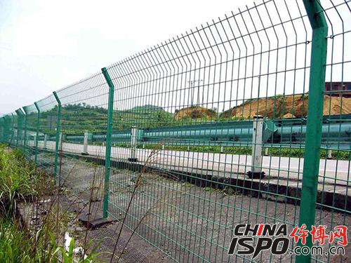 Bilateral wire high speed fence