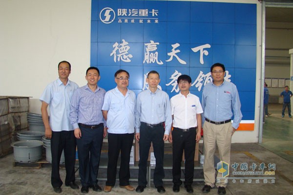 Cummins Vice President Wang Ning and others took photos at the dealer